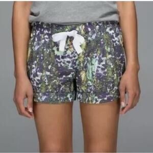 Lululemon Women’s Spring Breakaway Floral Sport White Multi Running Shorts Sz 6